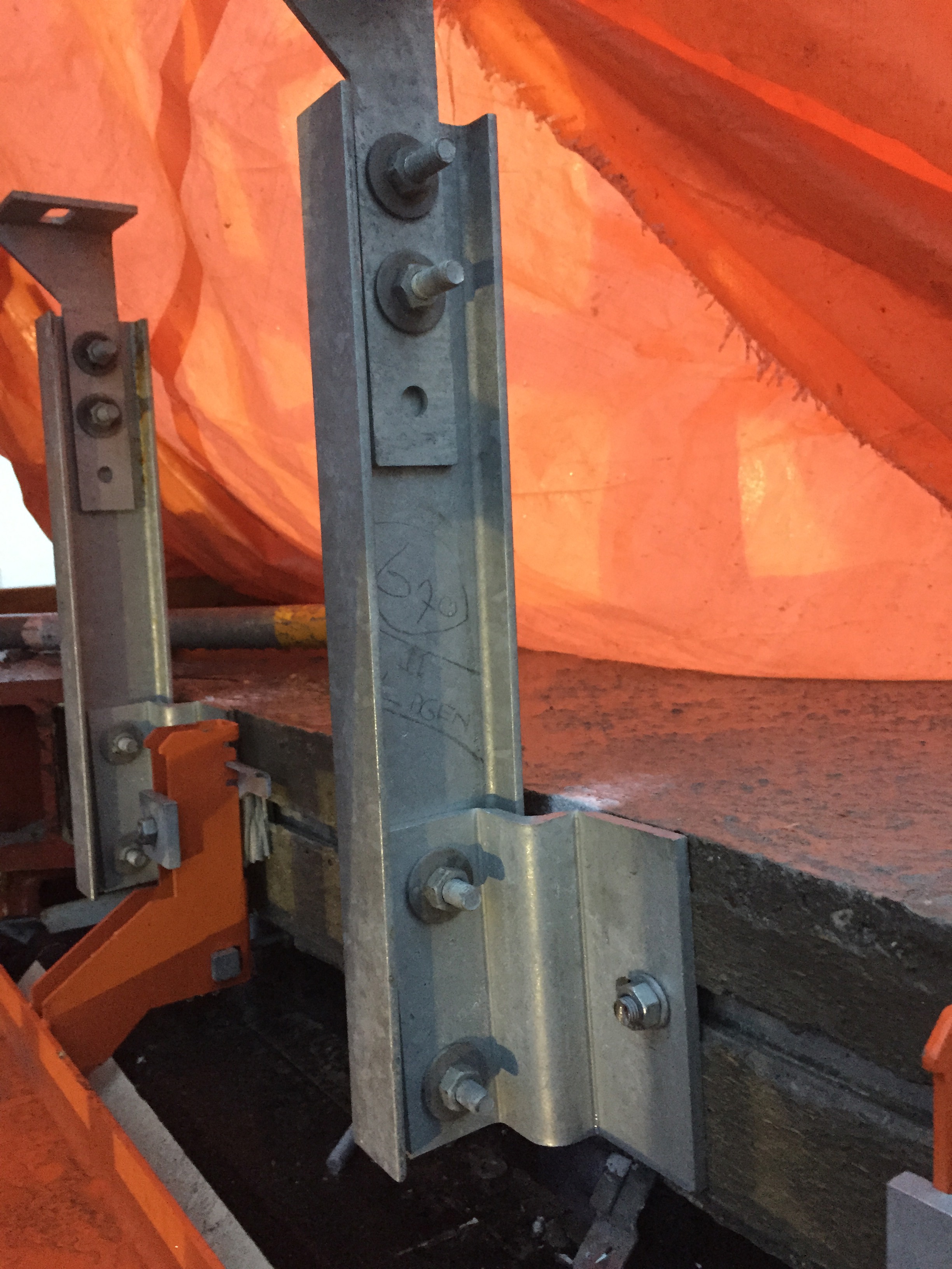 Maatwerk borstweringssteun met bevestiging betonnen afdekker