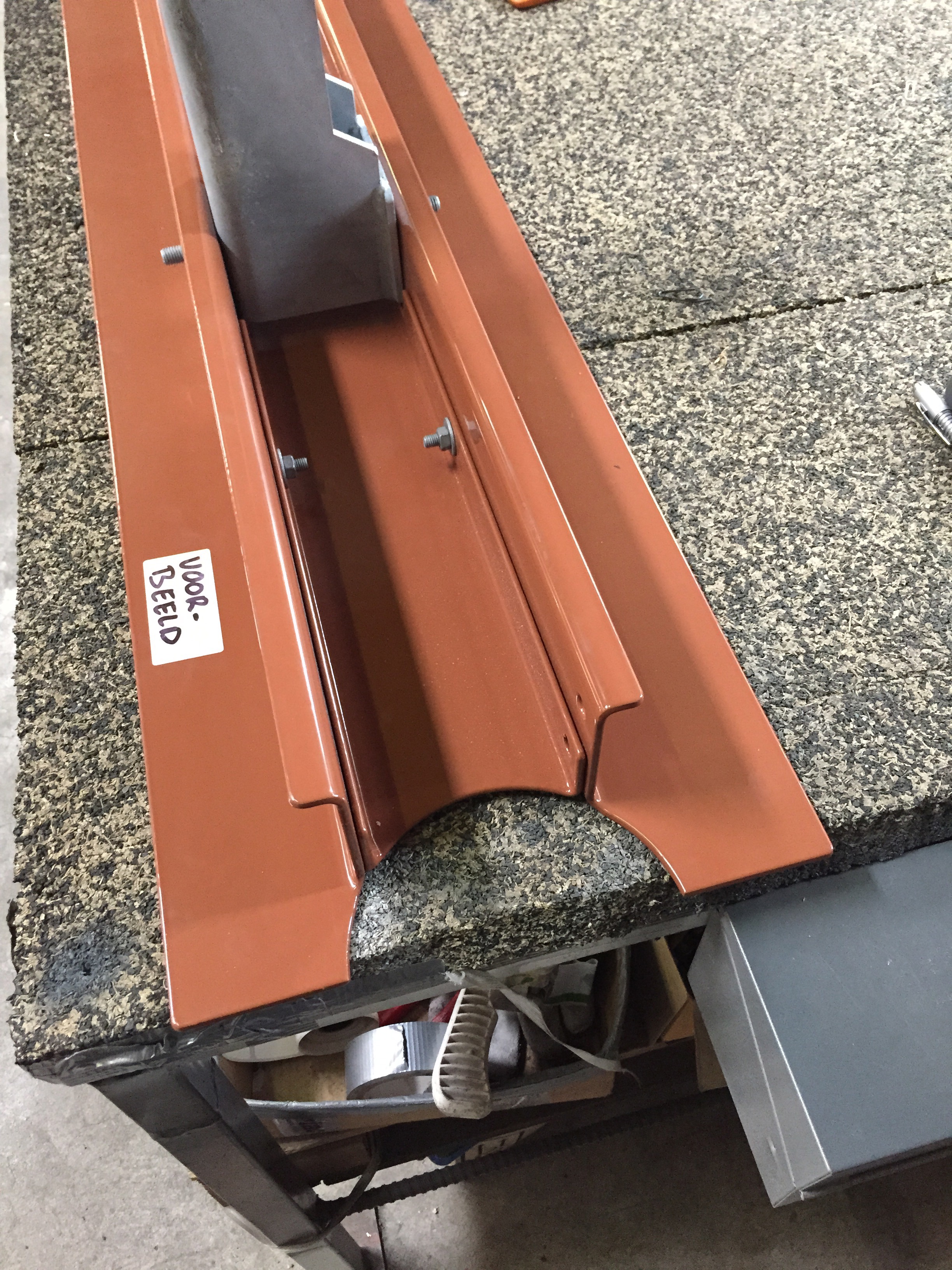 Geveldrager onder balkon met dubbele hoeklijn en spouwafdichting