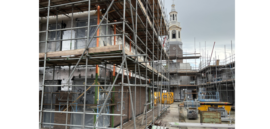 Hakron geveldrager, toren op achtergrond